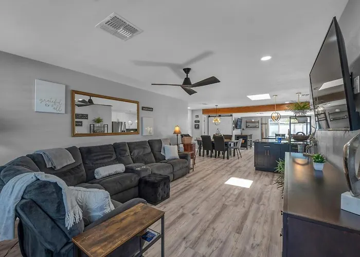 Holiday home Mins To Phx, Asu, Banner & Desert Arena Tempe
