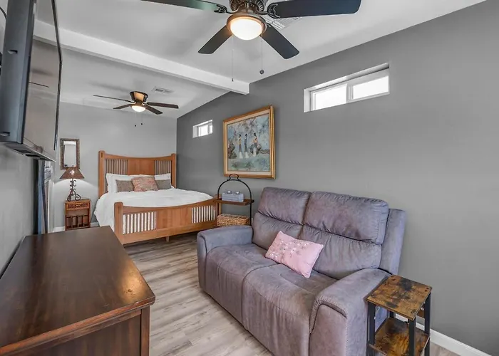 Holiday home Mins To Phx, Asu, Banner & Desert Arena